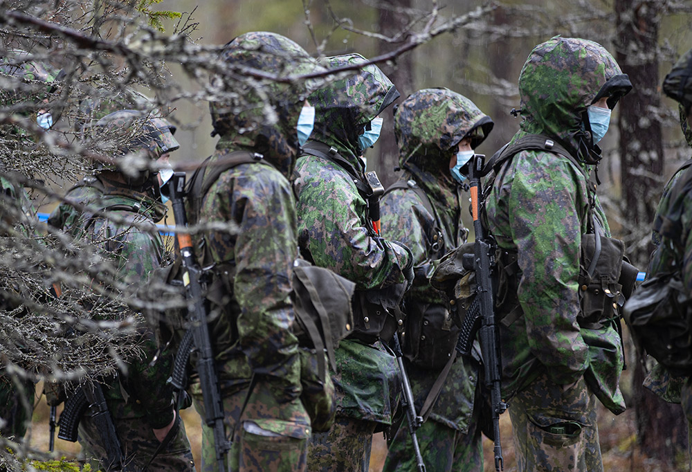 Sotilaita seisomassa sateessa.