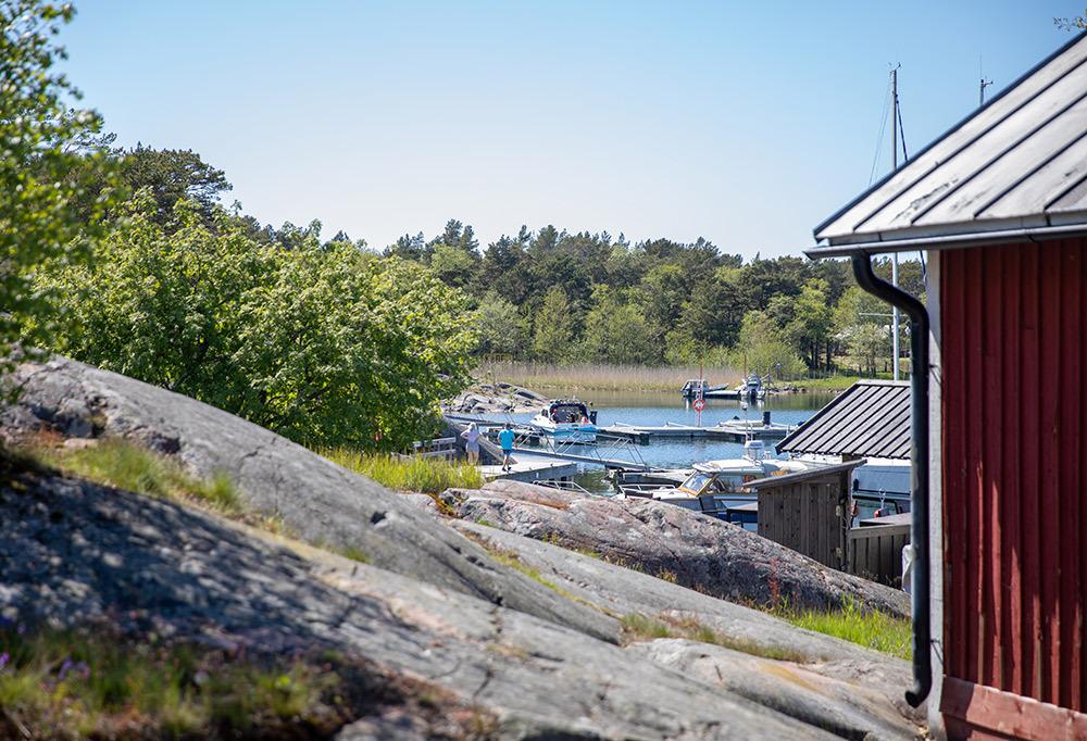 Kalliota ja merimaisemaa Örön saarella.