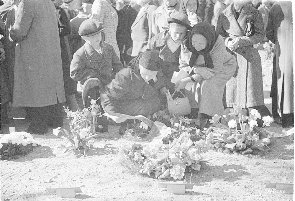 Kuvassa henkilöt suremassa omaisiaan Lappeenrannan sankarihaudoilla.