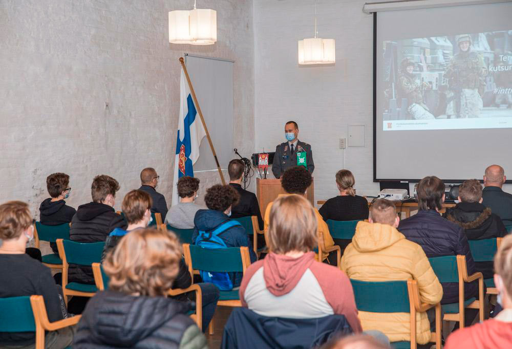 Kuva kutsuntatilaisuudesta.