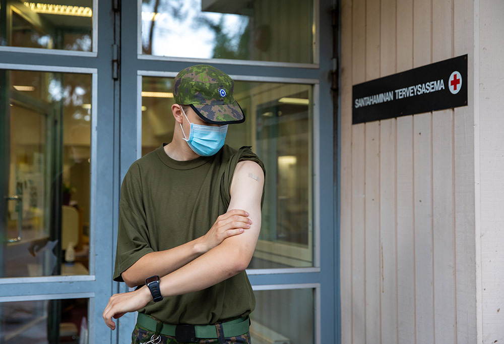 Kuvassa koronarokotuksen saanut varusmies terveysaseman edustalla.