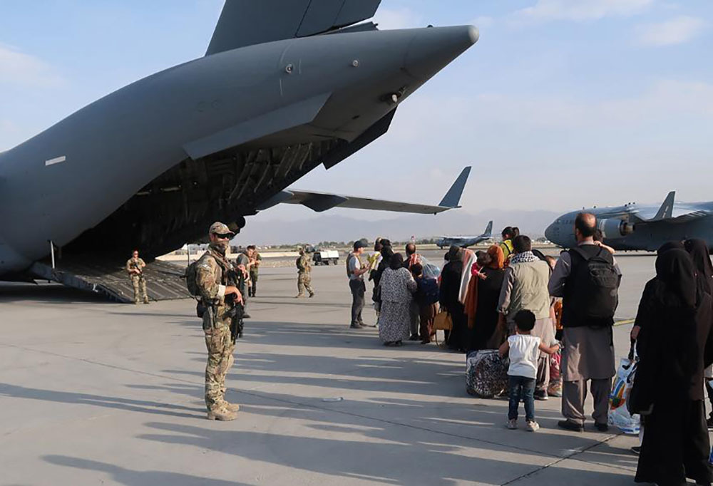 Kuvassa Kabulin lentokentältä evakuoitavia ihmisiä.