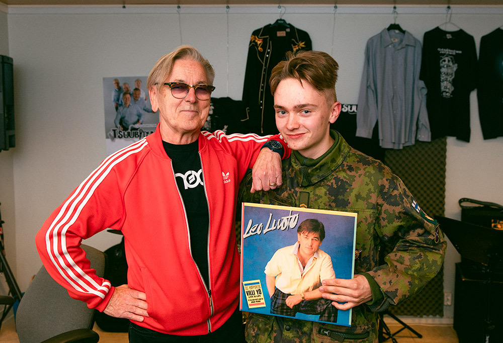 Kuvassa laulaja Leo Luoto ja alikersantti Eino Rissanen.