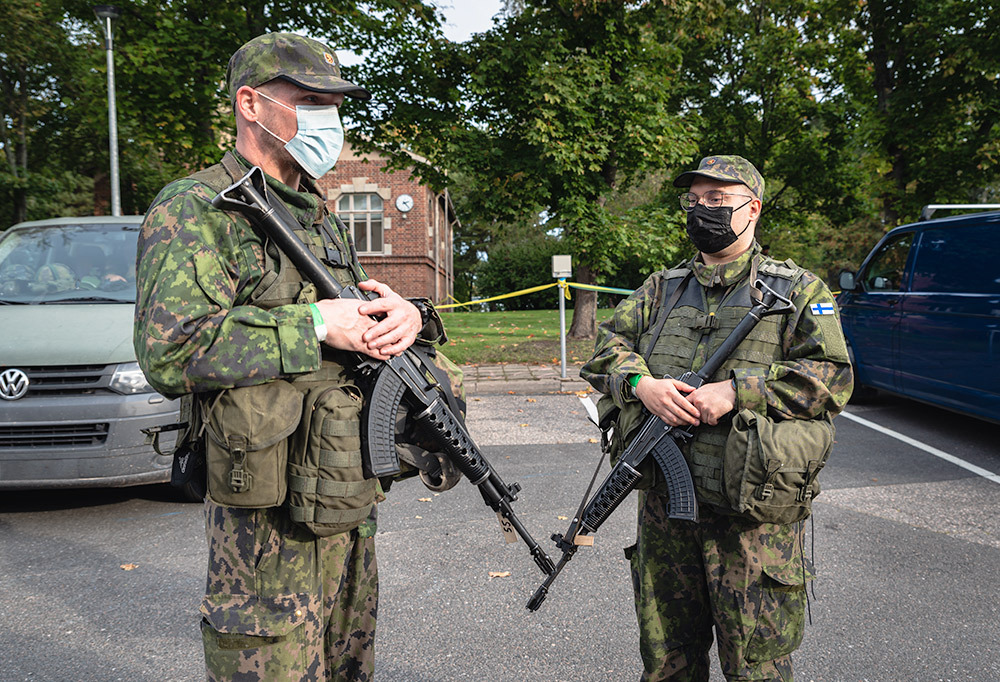 Kuvassa reserviläiset, yliluutnantti Heikki Kaplas sekä luutnantti Olli Sipilä.