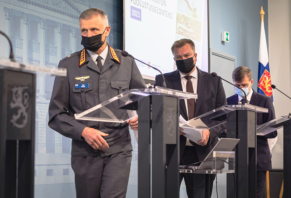 Kuvassa Timo Kivinen, Antti Kaikkonen ja Esa Pulkkinen.