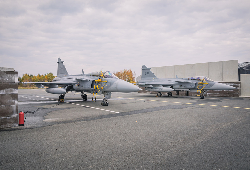 Kuvassa kaksi ruotsalaista Gripen-hävittäjää.