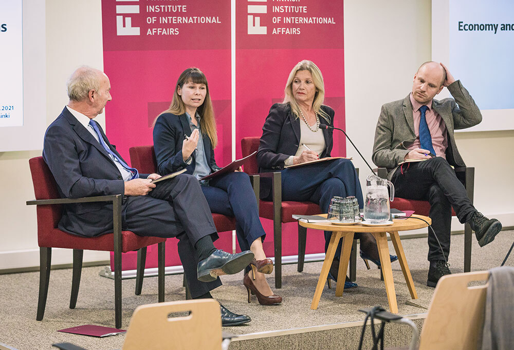 Kuvassa ulkopoliittisen instituutin seminaarin puhujat.