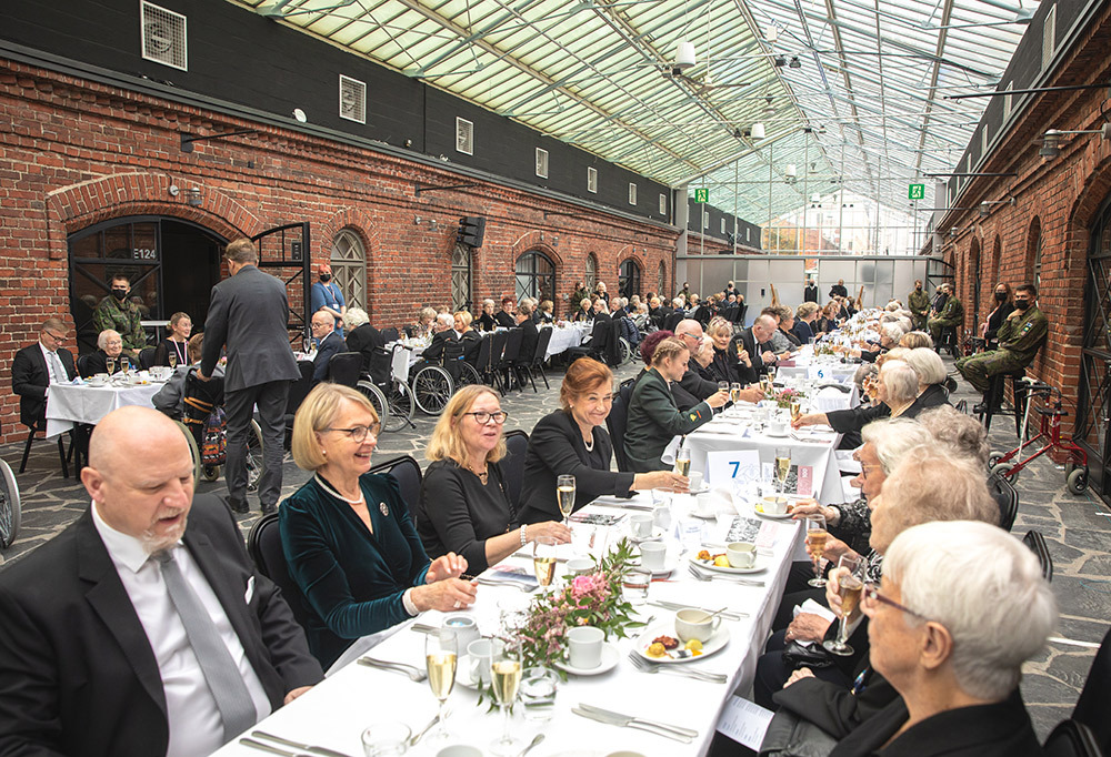 Kuvassa Lotta Svärd 100 -juhlagaala Wanhassa Satamassa.