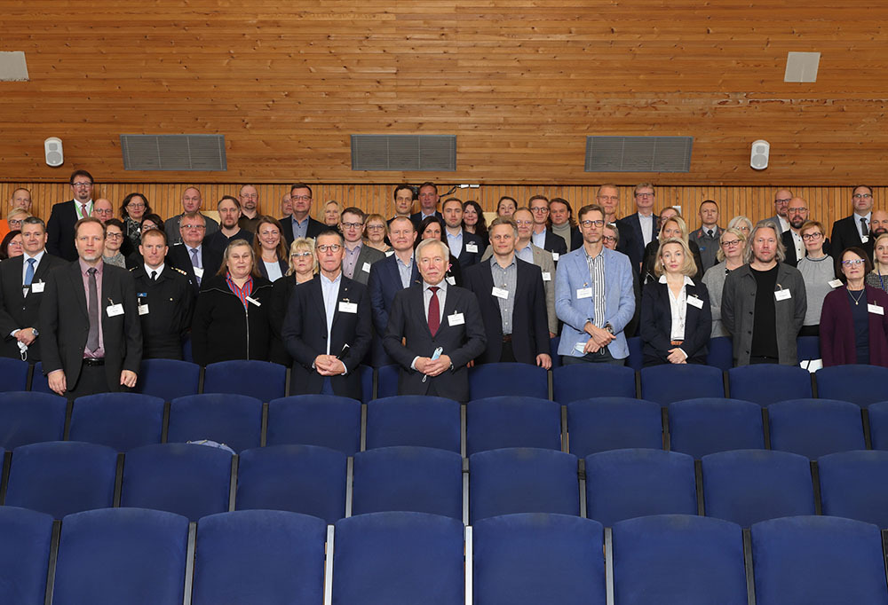 Valtakunnallisen valmiuskurssin johtajat ja osallistujat yhdessä salissa.