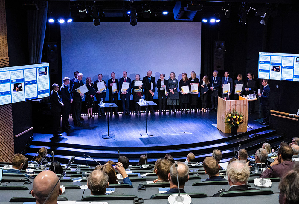 Kuvassa Hanaholmen-aloitteen ensimmäisen kurssin osallistujat.