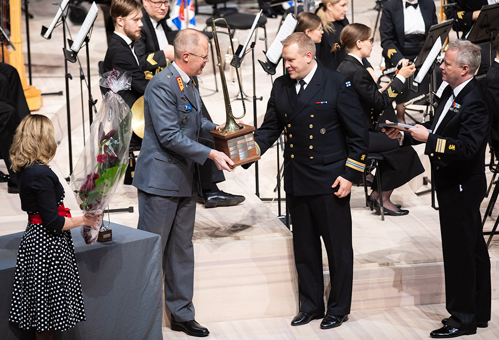 Musiikkikapteeniluutnantti Tero Haikala vastaanottamassa Vuoden sotilasmuusikko 2021 -palkintoa.
