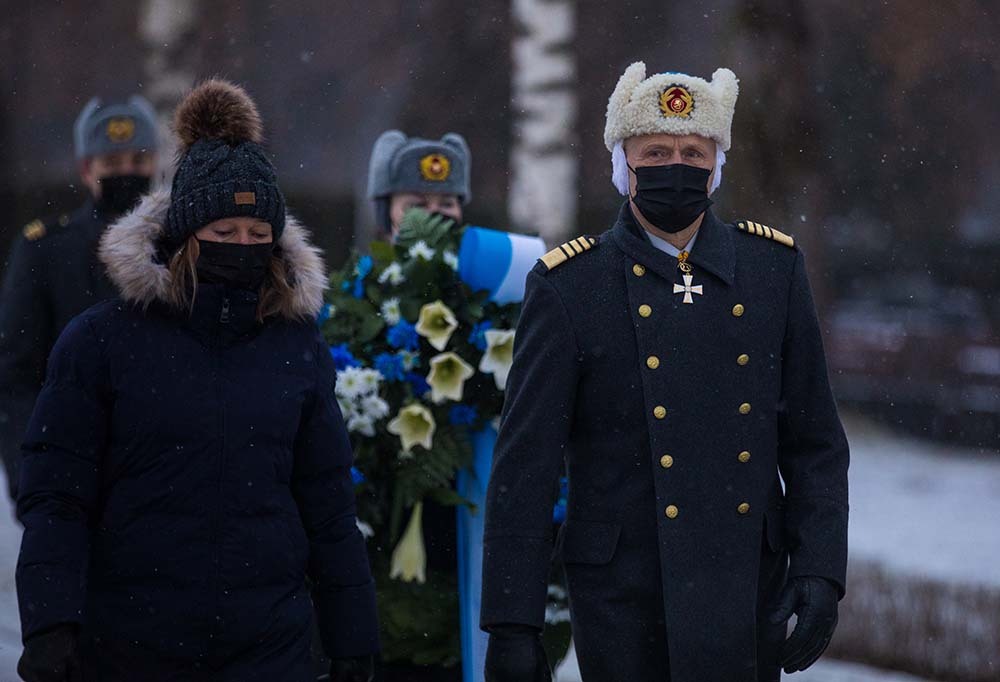 Kenraali Timo Kivinen kävelemässä seppeleenlaskuun.