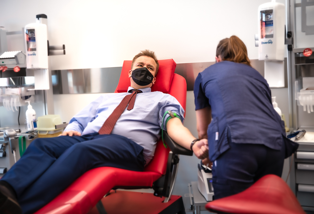 Kuvassa Anttti Kaikkonen luovuttamassa verta.