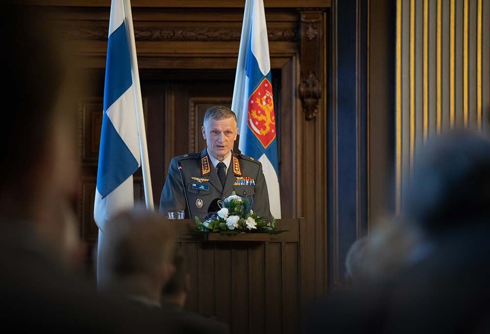 Kuvassa Puolustusvoimain komentaja Timo Kivinen pitämässä puhetta.
