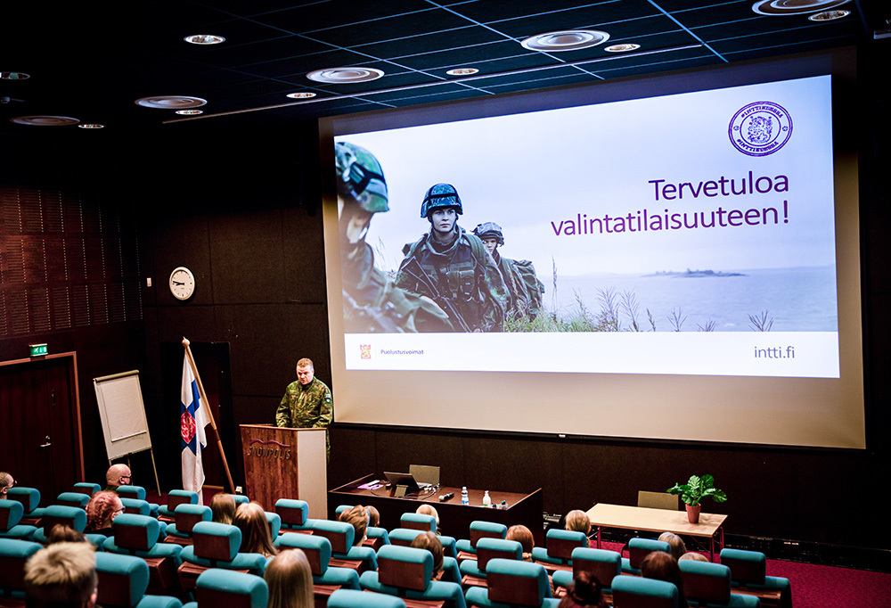 Kuva naisten valintatilaisuudesta.