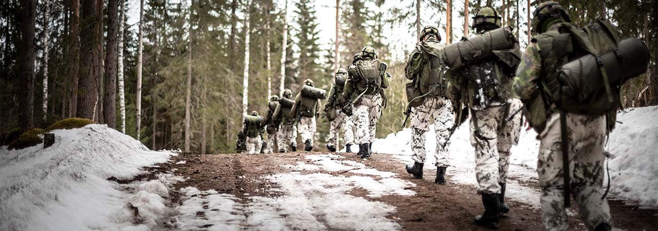 Karjalan tykistörykmentin ensimmäisen kenttätykistöpatterin aliupseerioppilaat herätetään yllättäen hälytyksellä uuteen päivään.