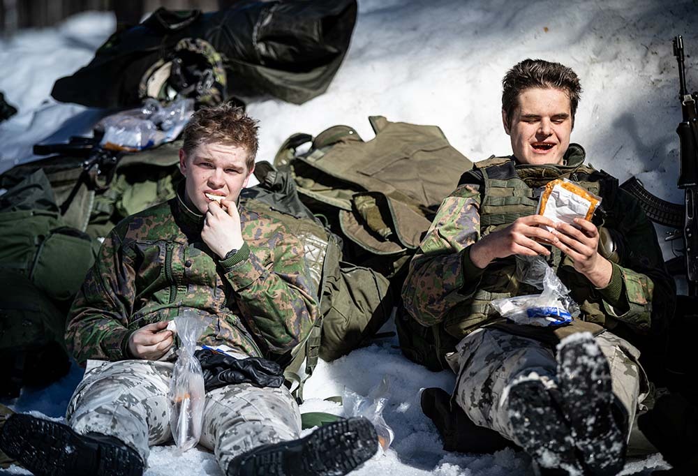 Kuvassa varusmiehiä syömässä.