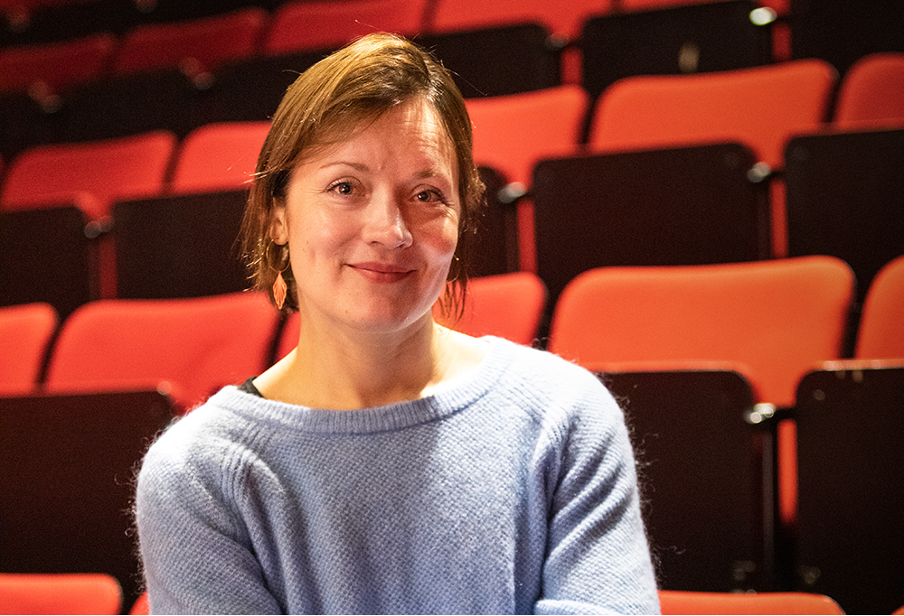 Kuvassa näyttelijä Elena Leeve