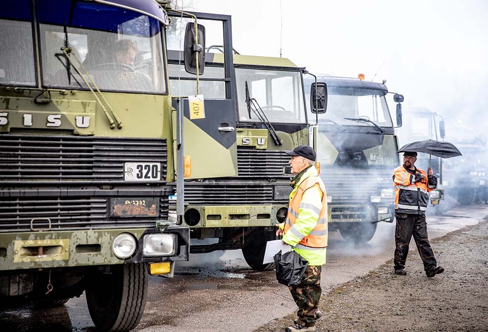 Kuvassa savuavia kuorma-autoja