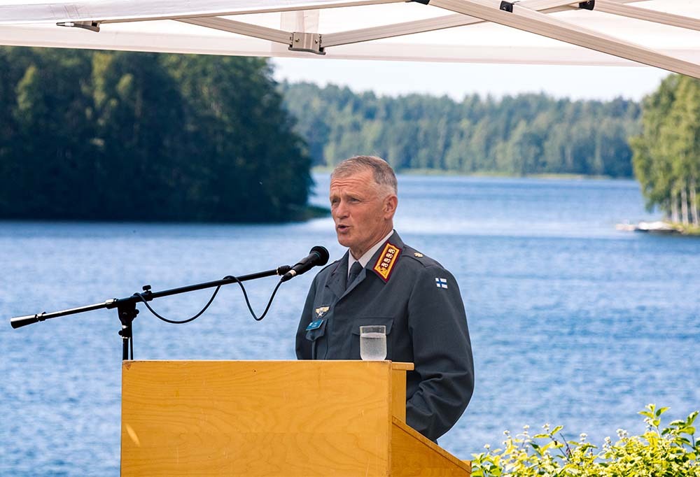 Kuvassa Puolustusvoimain komentaja, kenraali Timo Kivinen