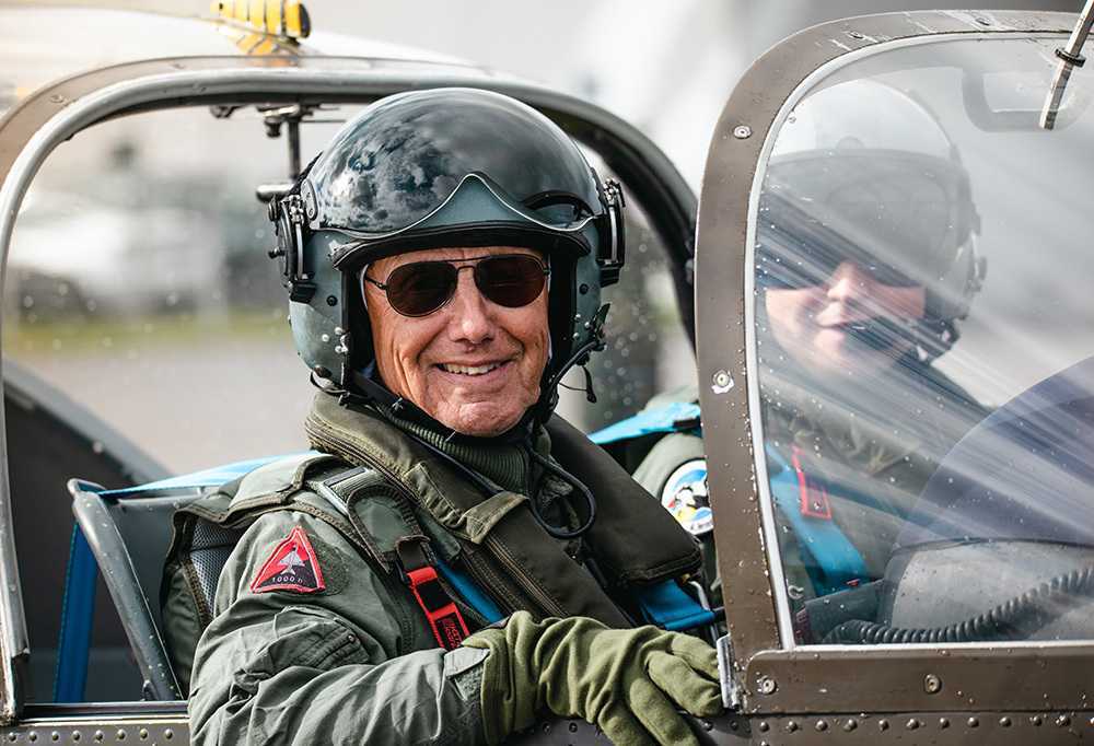 Kuvassa lentäjä Vinka-alkeiskoulukoneen ohjaamossa.