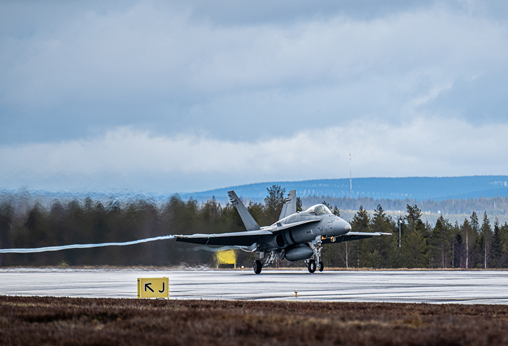 Kuvassa hävittäjä kiitoradalla.