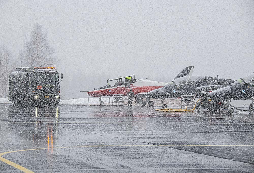 Kuvassa hävittäjiä kiitoradalla lumisessa säässä.