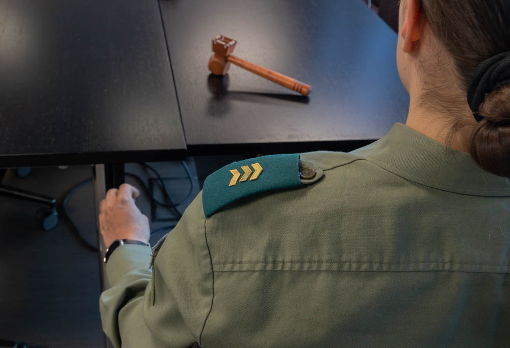 Kersantti pöydän ääressä