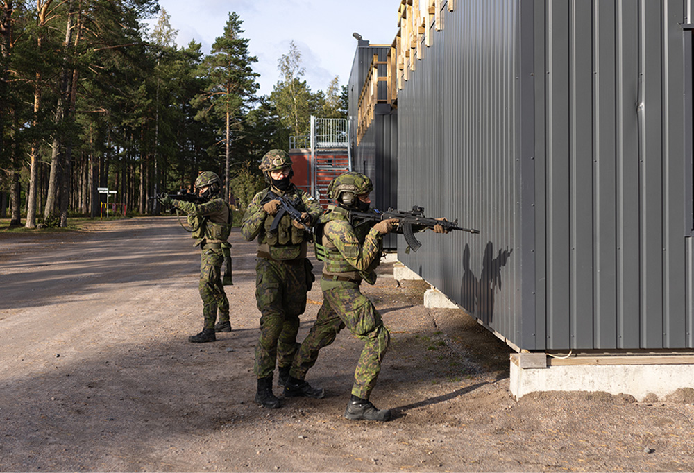 Maanpuolustuskoulutusyhdistyksen harjoitukset rakennetulla alueella.