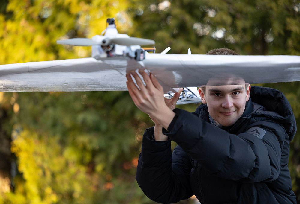 Kuvassa Markus Aarrejoen itse rakentama lennokki.