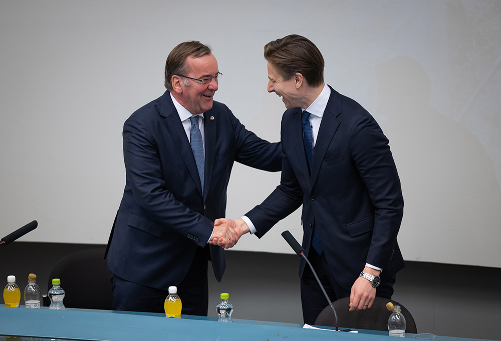 Kuvassa puolustusministerit Häkkänen ja Pistorius.