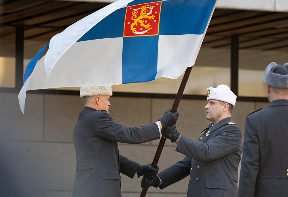Puolustusvoimain komentaja Timo Kivinen luovuttaa komentajan lipun seuraajalleen Janne Jaakkolalle
