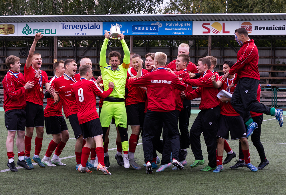 Jalkapallojoukkue juhlii voittoa.