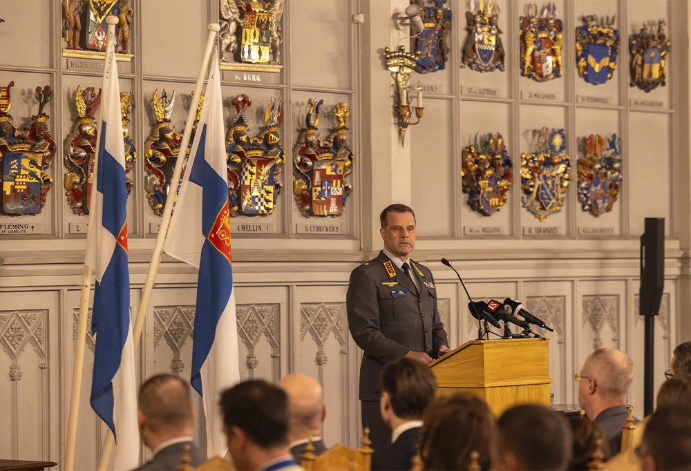 Puolustusvoiman komentaja, kenraali Janne Jaakkola seisoo puhujanpöntöllä.