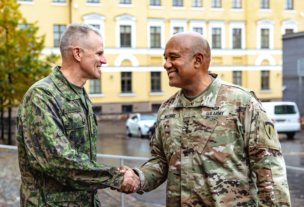 Kenraaliluutnantti Välimäki ja kenraali Williams kättelevät