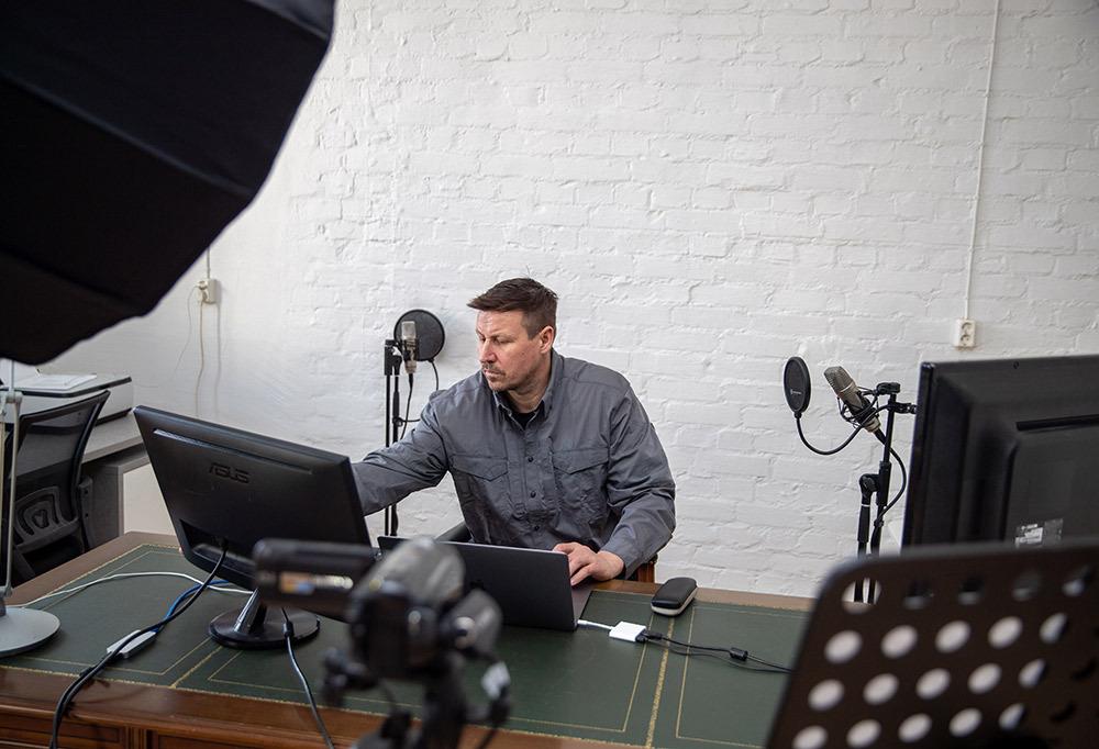 Harri Gustafsberg työpöydän ääressä.