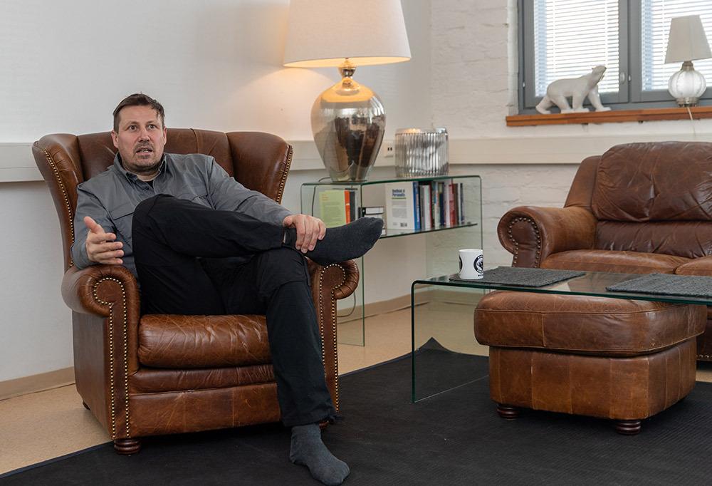 Harri Gustafsberg vastaamassa kysymyksiin.