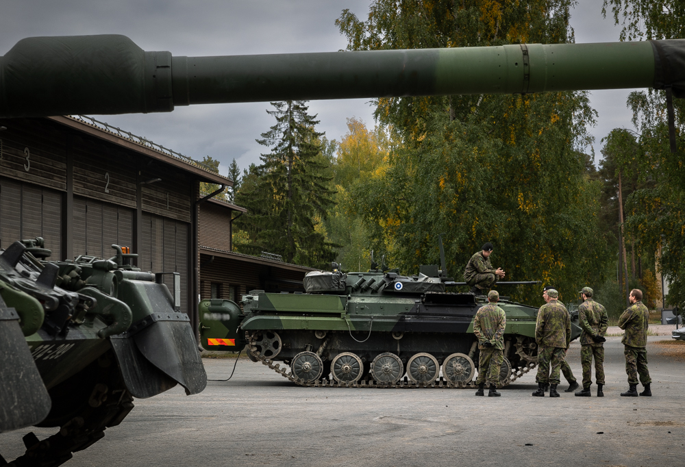 Kuvassa reserviläisiä ja panssarivaunu