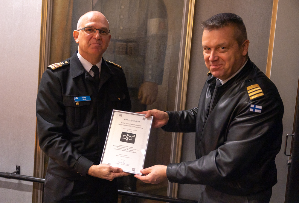 Kuvassa insinöörikomentajakapteeni Petteri Sipilä ja eversti Jarkko Karsikas.