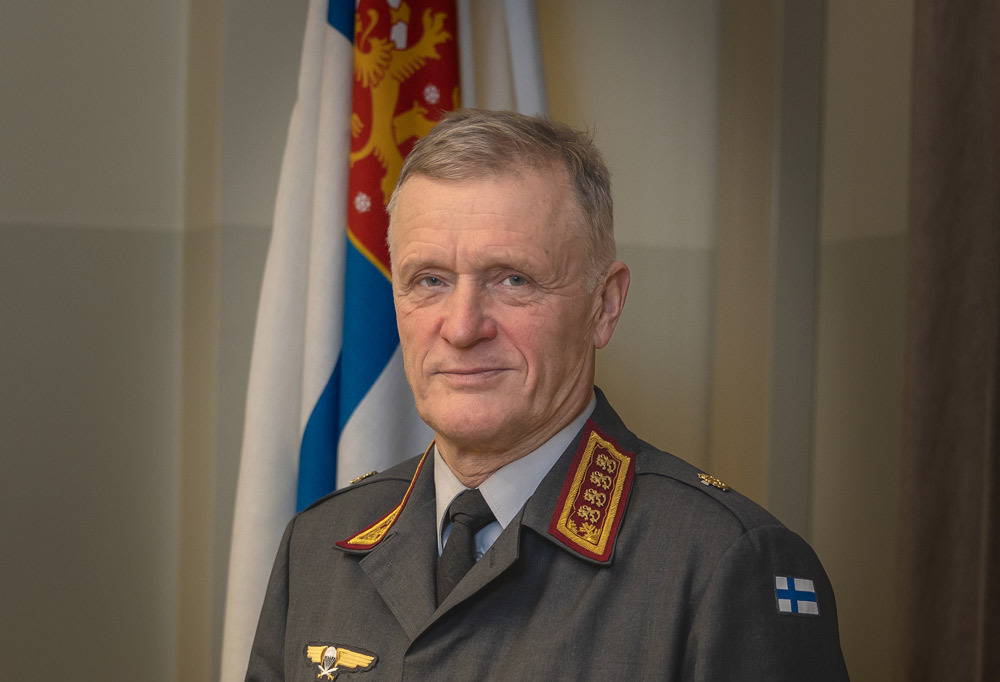 Kuvassa Puolustusvoimain komentaja, kenraali Timo Kivinen