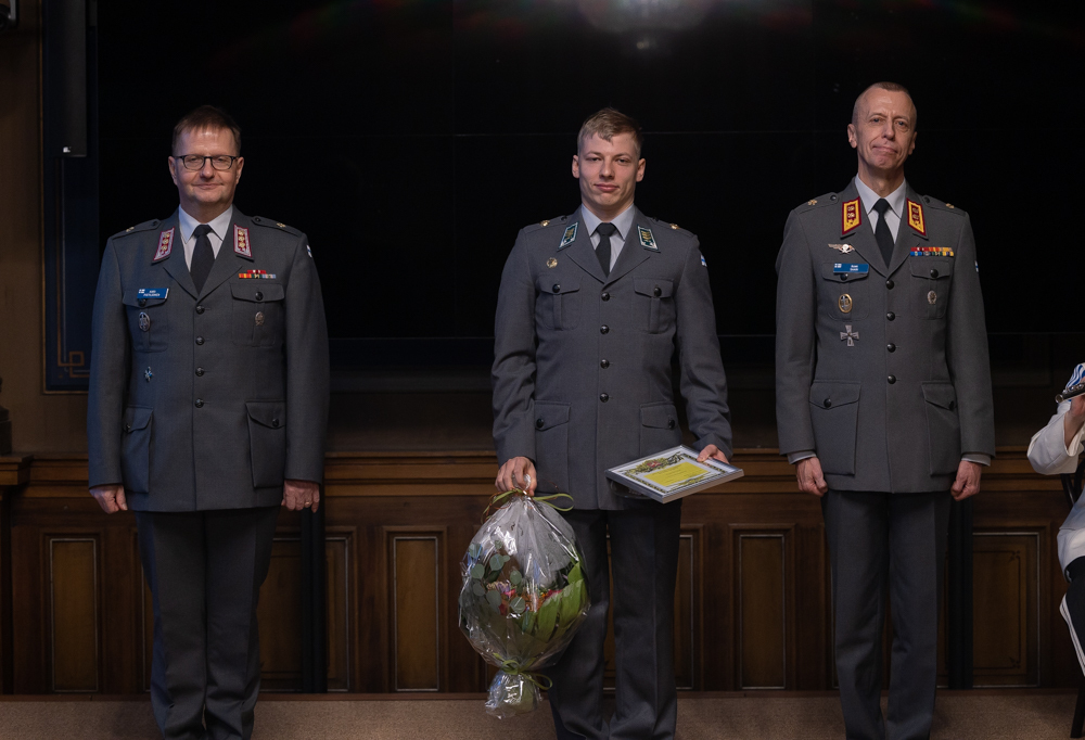 Vuoden sotilasurheilija kersantti Aleksi Leppä keskellä. Vasemmalla eversti Kari Pietiläinen ja oikealla kenraalimajuri Rami Saari