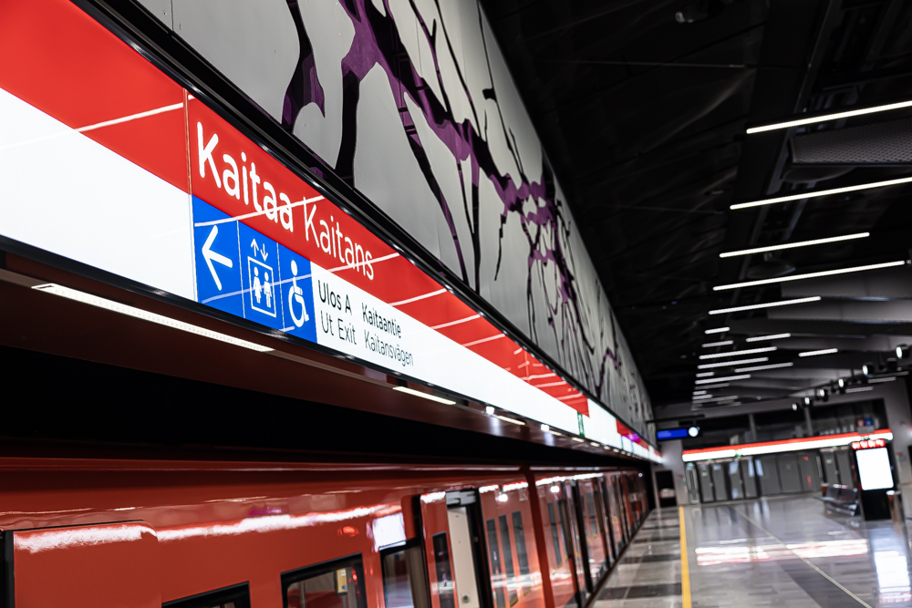 Kuvassa Kaitaan metroaseman kyltti