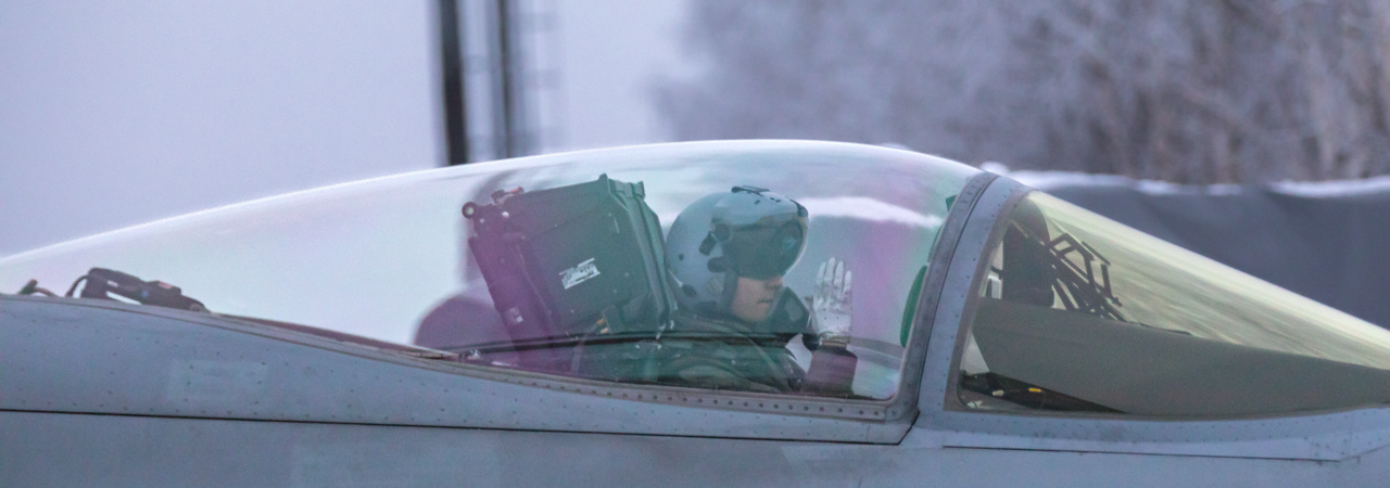 Karjalan lennosto on yksi Ilmavoimien tukikohdista, joista valvotaan ja puolustetaan Suomen ilmatilaa. Hornetit, ohjaaja ja Lentotekniikkalaivue ovat aina valmiina. Valmiustoiminnan lisäksi henkilöstöä koulutetaan kohtaamaan monenlaisia tilanteita.