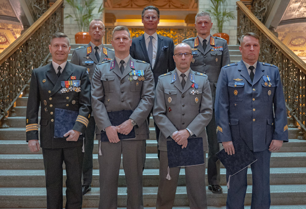 Kuvassa palkintotilaisuuden osallistujia ja palkittuja.