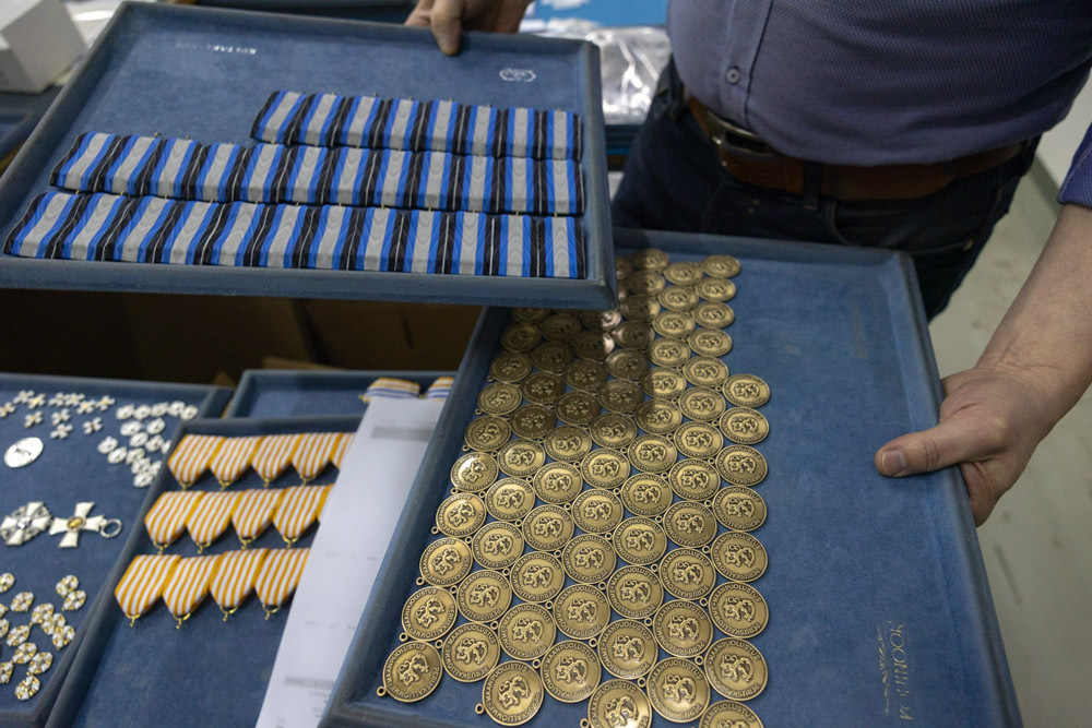 Kuvassa Maanpuolustuskoulutusyhdistykselle tehtyjä maanpuolustusmitaleita.