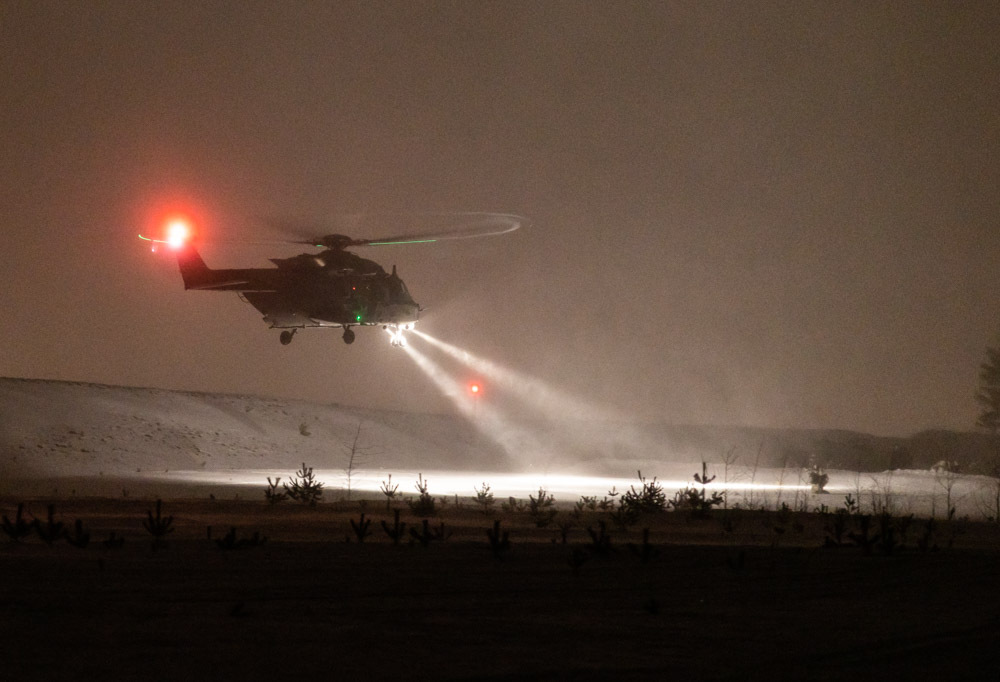 Helikopteri nousee pimeällä.