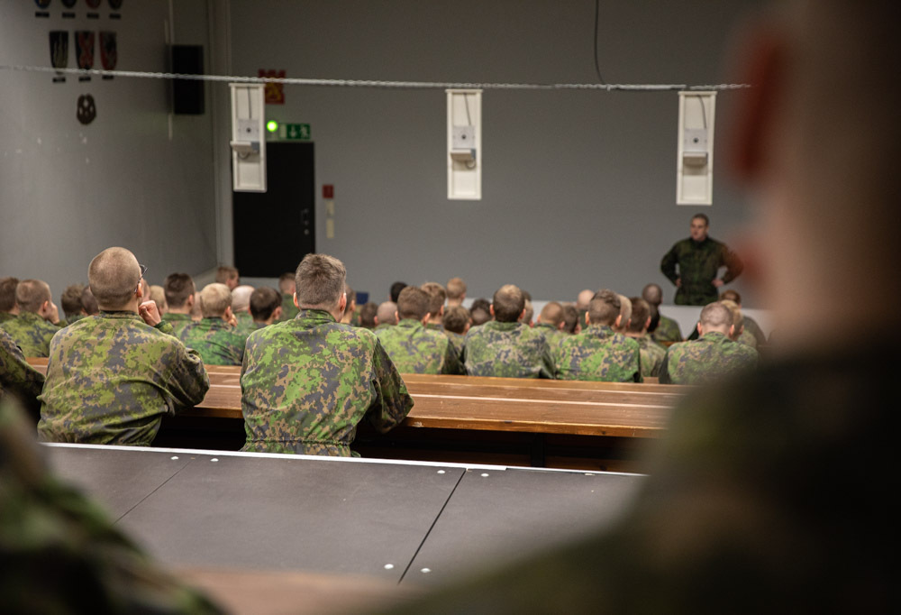 Kuvassa pioneereja auditoriossa.