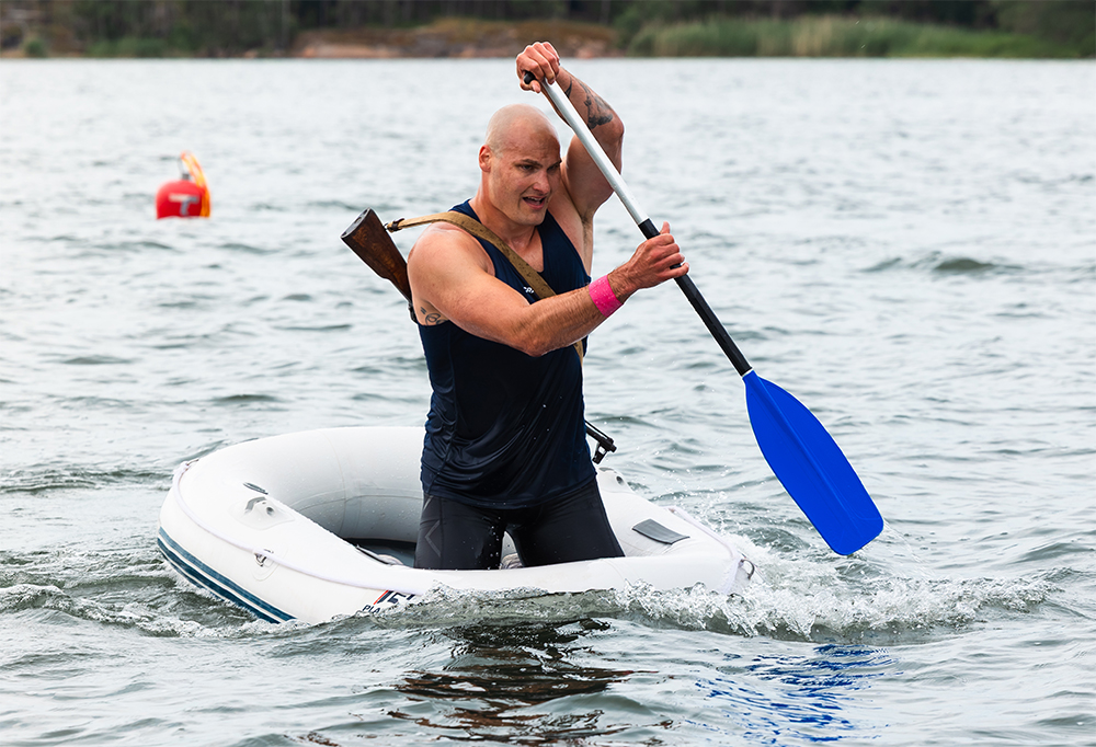 Joonas Kuivalainen soutaa meri-5-ottelun amfibiojuoksussa