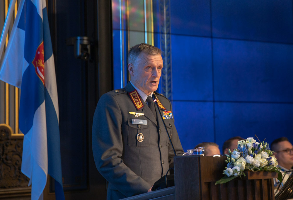 Kuvassa puolustusvoimain komentaja Kenraali Timo Kivinen