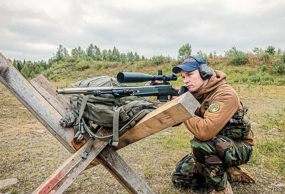 Kuvassa tarkka-ampuja tähtää aseella.